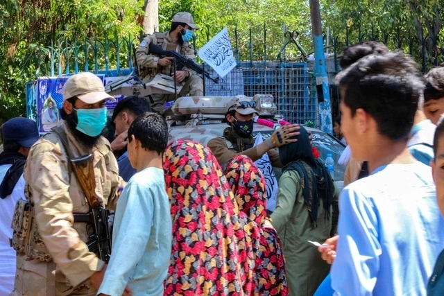 Tan solo unos días después de que estas personas llegaran a Reino Unido en los vuelos de evacuación, en agosto de 2021, y a pesar de tener visados de seis meses, fueron deportados. Foto  Afp