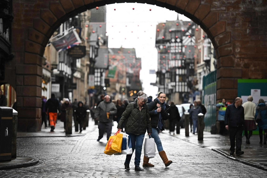 Gente de compras en Chester, Inglaterra. Foto Afp