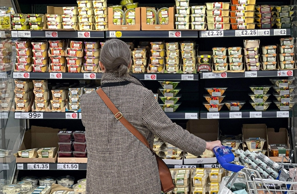 La economía británica se contrajo en el cuarto trimestre de 2023 por segundo período consecutivo, lo que significa que el país ha entrado en recesión, indicó la Oficina Nacional de Estadística. En la imagen, compras en un supermercado en Londres. Foto Afp / Archivo