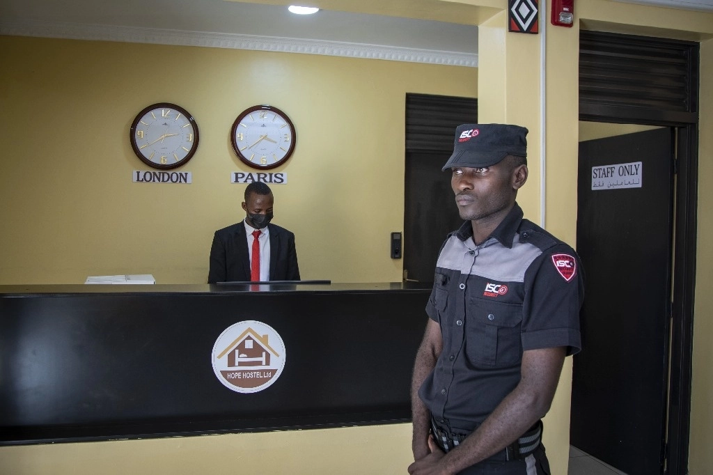 Un guardia de seguridad se encuentra en el área de recepción del Hope Hostel, que es uno de los lugares que se espera albergue a algunos de los solicitantes de asilo que serán enviados desde Gran Bretaña a Ruanda, en la capital Kigali, Ruanda. Foto Ap / Archivo
