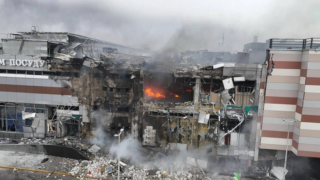 Bomberos sofocan las llamas en un edificio dañado durante los bombardeos rusos en Dnipro, Ucrania. Foto Ap