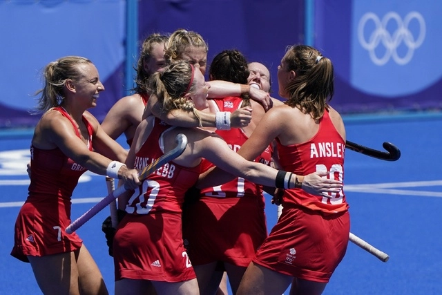 Jugadoras del equipo de hockey del Reino Unido celebran al término del encuentro. Foto Ap