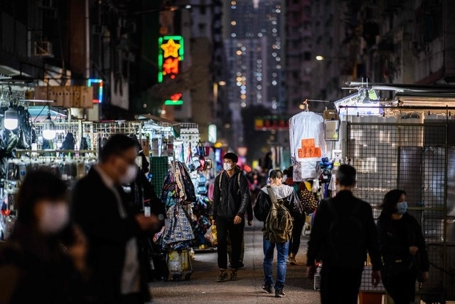 Los habitantes de Hong Kong con "pasaporte británico de utramar" podrán solicitar una visa para vivir y trabajar por cinco años en Reino Unido. Foto Afp