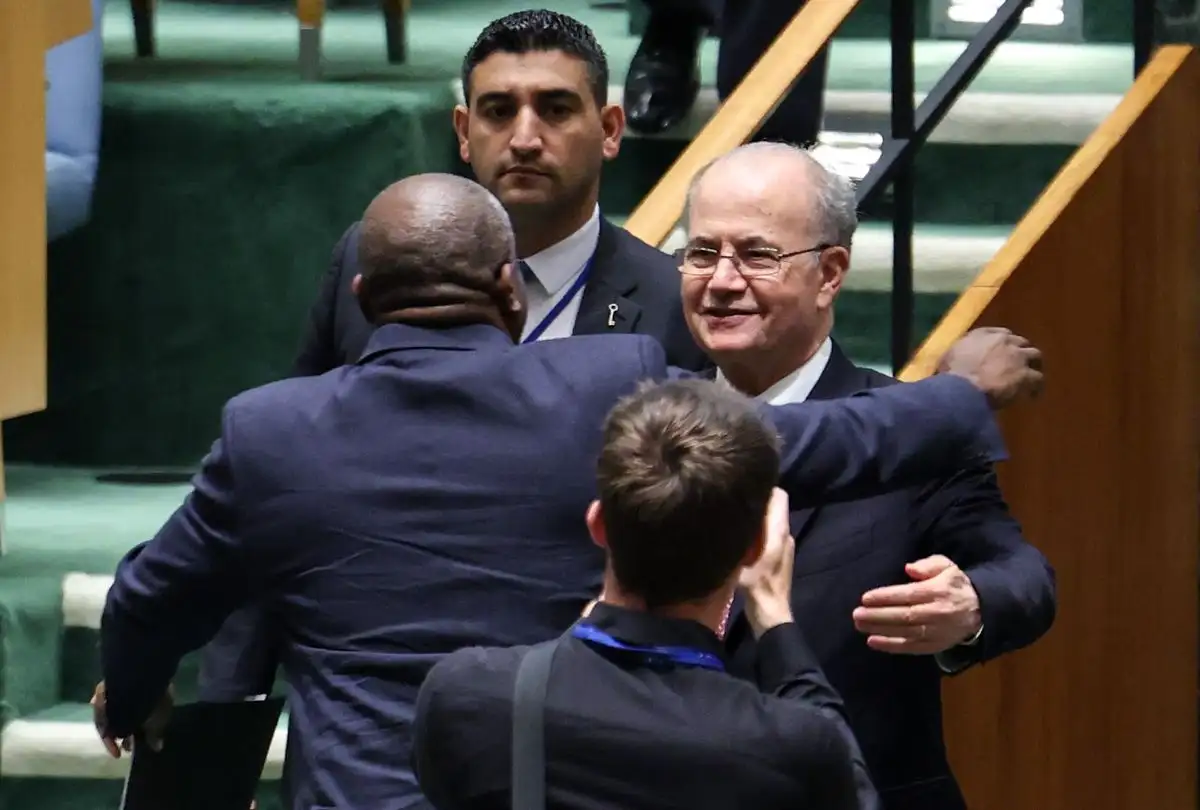 El canciller británico, David Lammy, abraza al primer ministro palestino, Mohammad Mustafa (derecha), en una conferencia en la ONU sobre la solución de dos estados. Keir Starmer, premier de Reino Unido, advirtió que reconocerán el Estado palestino en septiembre, a menos de que Tel Aviv adopte medidas sustanciales en Gaza, entre ellas el alto el fuego. Foto 