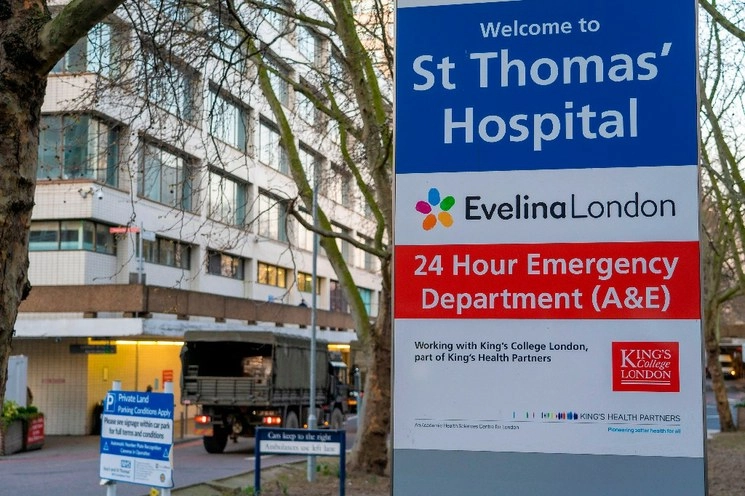 Soldados británicos del Cuarto Regimiento, Royal Logistic Corps, entregan equipo de protección para el personal médico del NHS que trata a enfermos por Covid-19 en el Hospital St. Thomas en Londres. Foto Afp