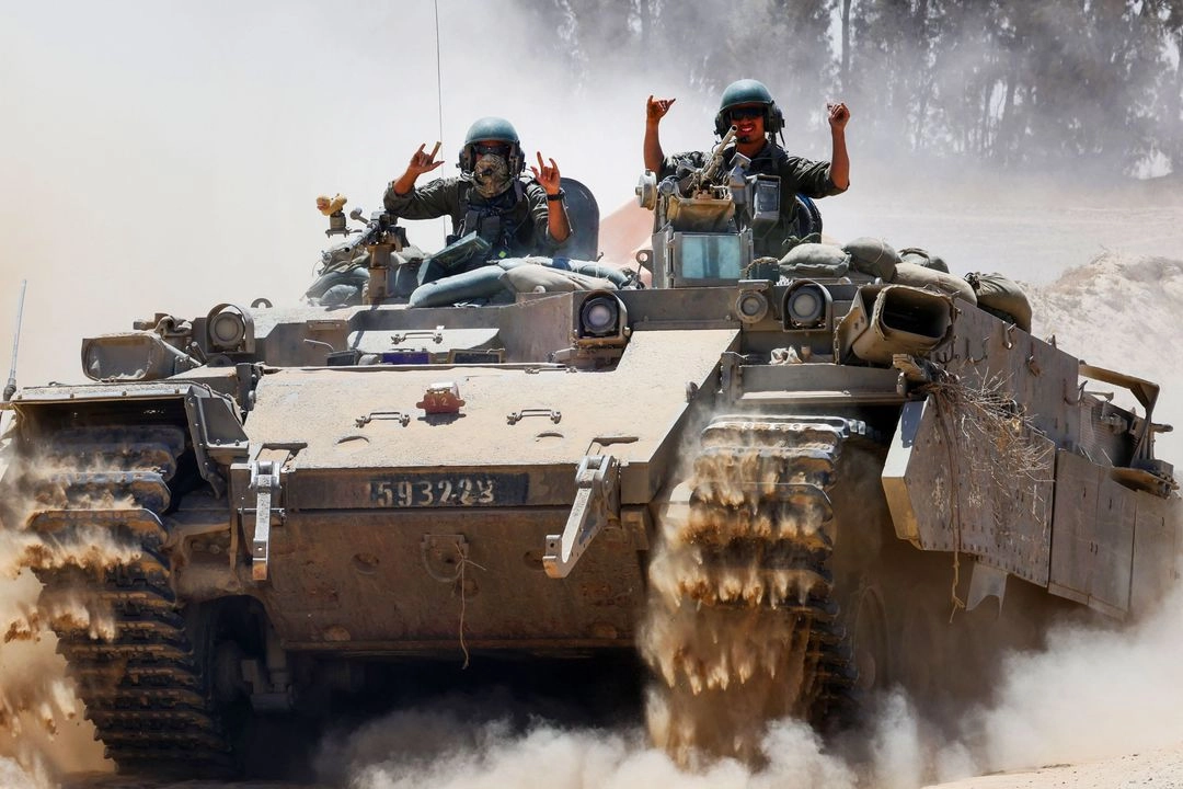 Soldados israelíes en un vehículo militar en la frontera sur de Israel con la Franja de Gaza el 20 de mayo de 2025.