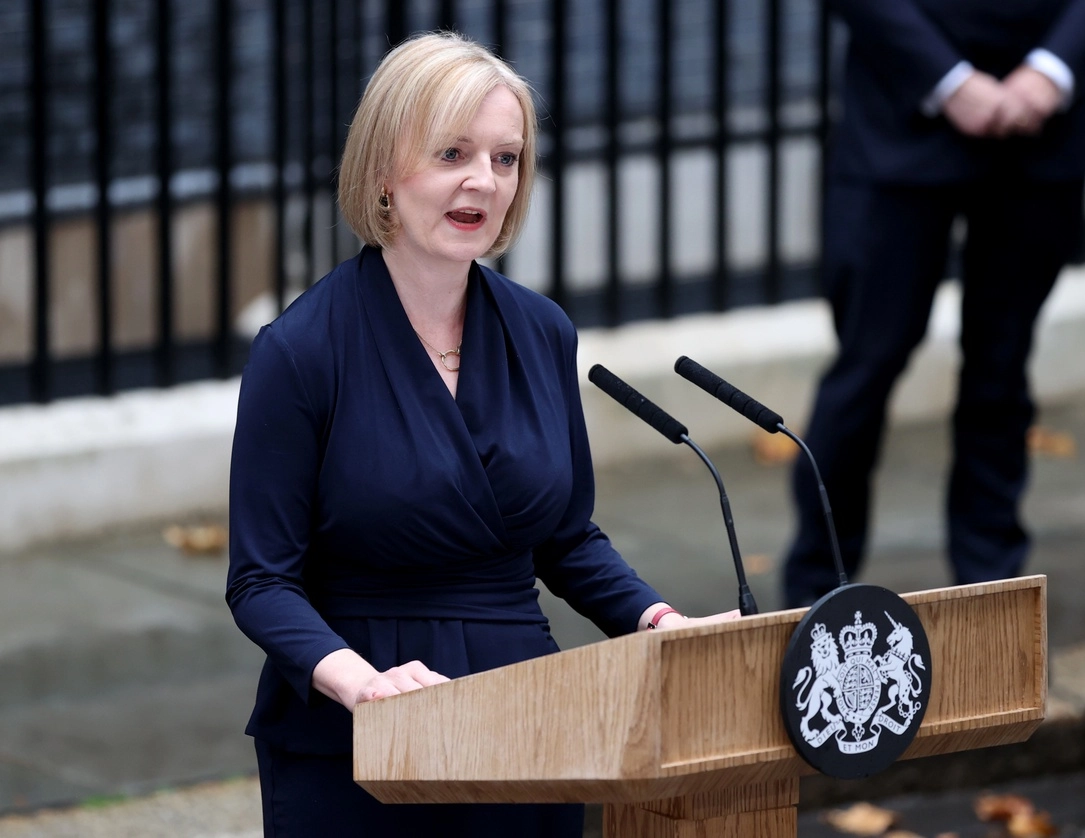 La nueva primera ministra de Reino Unido, Liz Truss, pronuncia su primer mensaje a la nación afuera del número 10 de Downing Street, en Londres, Reino Unido, el 6 de septiembre de 2022. Foto Xinhua