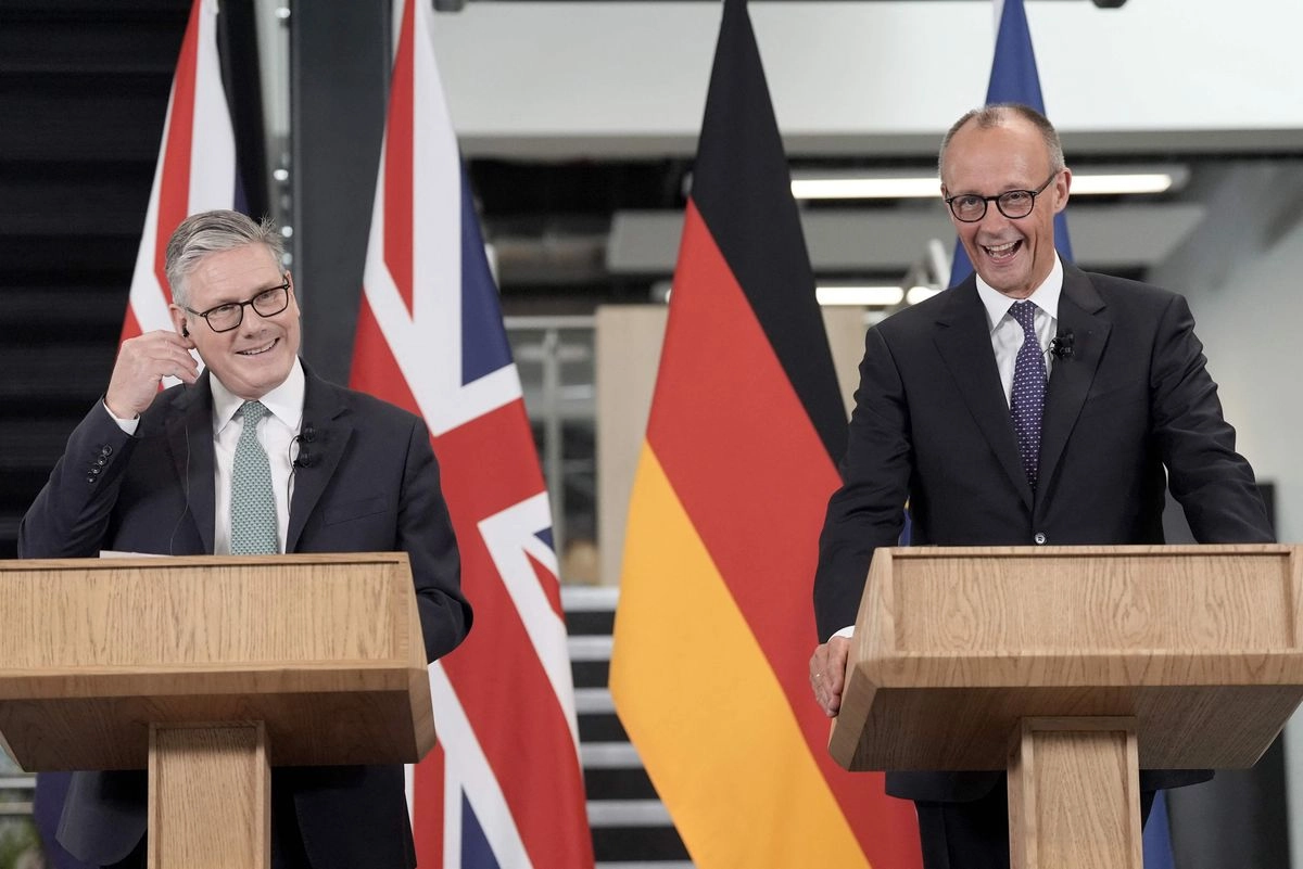 El primer ministro británico, Keir Starmer (izquierda) y el canciller alemán, Friedrich Merz, ofrecen una rueda de prensa durante su visita a las instalaciones de Airbus en Stevenage, al sur de Inglaterra, el 17 de julio de 2025. Foto  