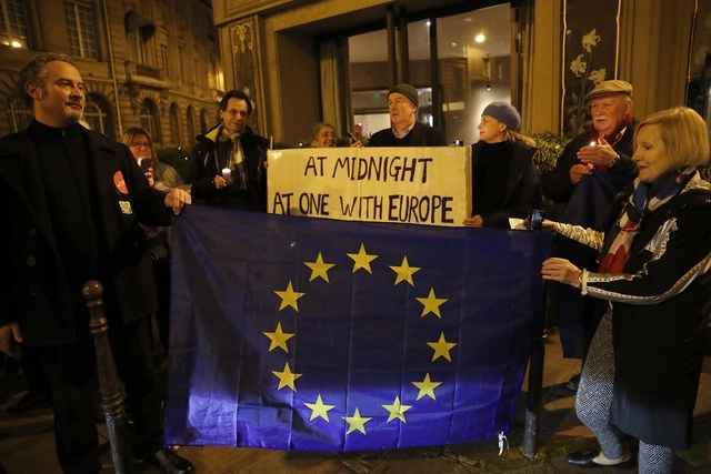 
367/5000
Los británicos que viven en Francia asisten a una reunión para expresar su espíritu de Europa a pesar del retiro del acuerdo Brexit. Foto Afp