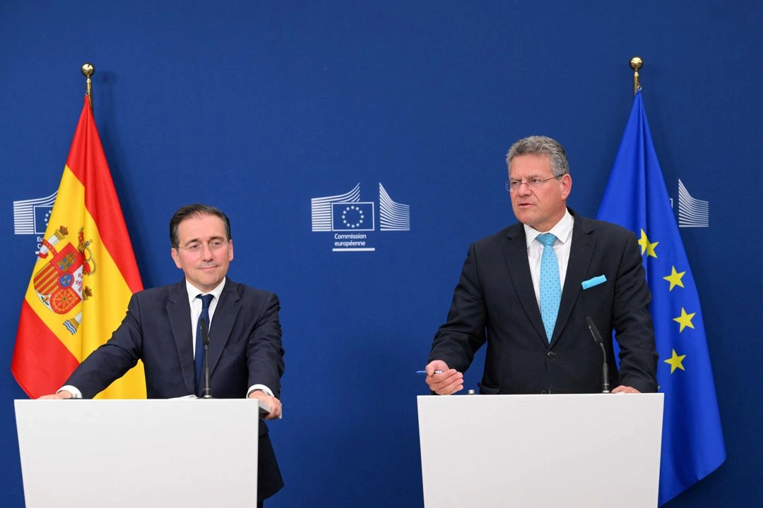 El comisario europeo de Comercio, Maros Sefcovic (derecha), y el canciller español, José Manuel Albares, ofrecen una rueda de prensa sobre un acuerdo con España y Gibraltar en la sede de la UE en Bruselas, el 11 de junio de 2025. Foto 