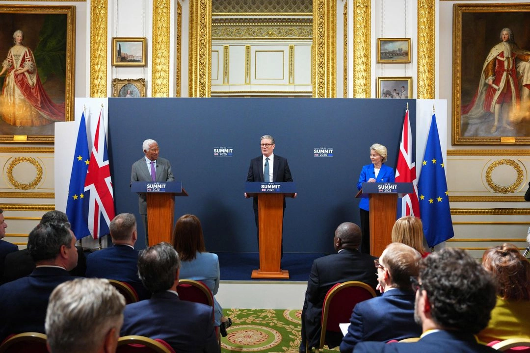 El presidente del Consejo Europeo, Antonio Costa, el primer ministro británico, Keir Starmer, y la presidenta de la Comisión Europea, Ursula von der Leyen, ofrecen una rueda de prensa conjunta durante la Cumbre Reino Unido-UE en Lancaster House, Londres, el 19 de mayo de 2025. Foto