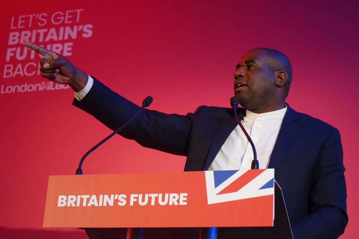 David Lammy, jefe de la diplomacia de Reino Unido, declaró que al sumarse a las sanciones de la UE se está asfixiando a la industria petrolera rusa y cortando el financiamiento de su guerra ilegal contra Ucrania. Foto 