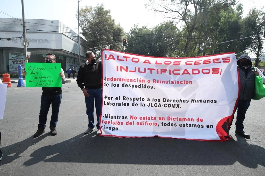 Ex empleados de la JLCA durante la protesta. Foto María Luisa Severiano