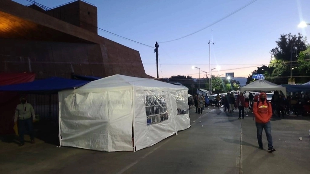 Trabajadores de los tres poderes de Oaxaca protestaron por la eliminación de más de mil 300 plazas. Ayer, luego de horas de negociación lograron la reinstalación de 667. Foto Difundida en redes sociales