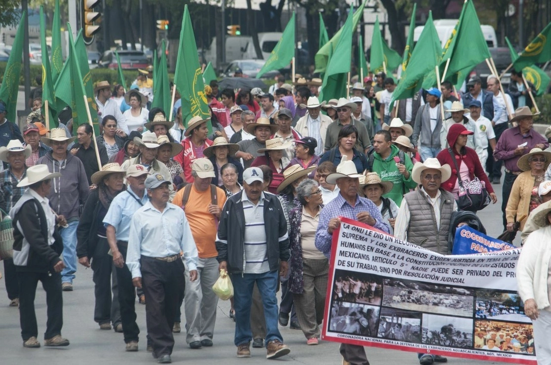 Ex braceros del MUEB en marcha en la Ciudad de México, en imagen de archivo. Foto Cuartoscuro
