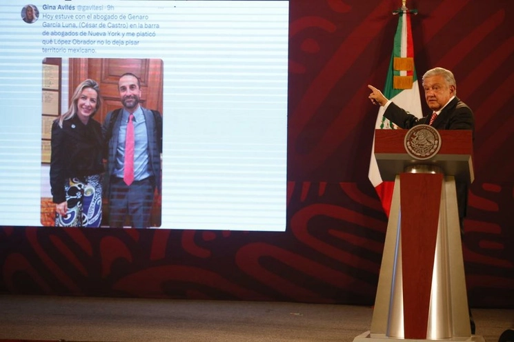 El presidente Andrés Manuel López Obrador muestra una fotografía del abogado de García Luna, César de Castro, durante su conferencia matutina en Palacio Nacional, el 26 de mayo de 2023. Foto José Antonio López