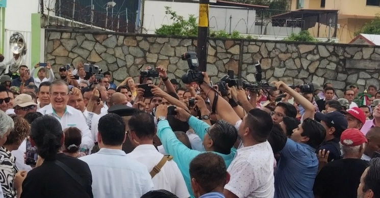 Marcelo Ebrard asistió como invitado al segundo informe de labores de la presidenta municipal de Acapulco, Abelina López. Foto Héctor Briseño