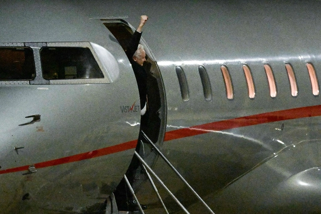 Julian Assange a su llegada al aeropuerto de Canberra, Australia. Foto Afp