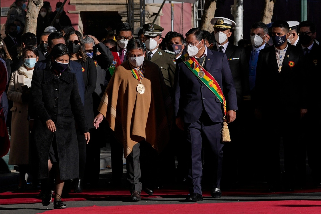 El presidente boliviano, Luis Arce (derecha), durante la conmemoración del Día de la Independencia, el 6 de agosto. Foto Ap