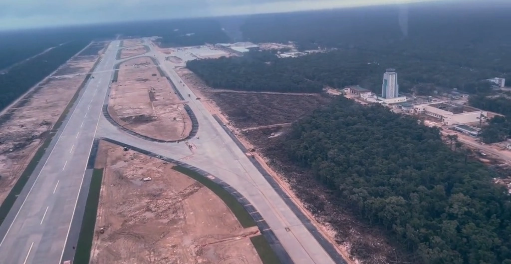 Sobrevuelo en las obras del aeropuerto de Tulum, en imagen tomada del perfil de X del Presidente.