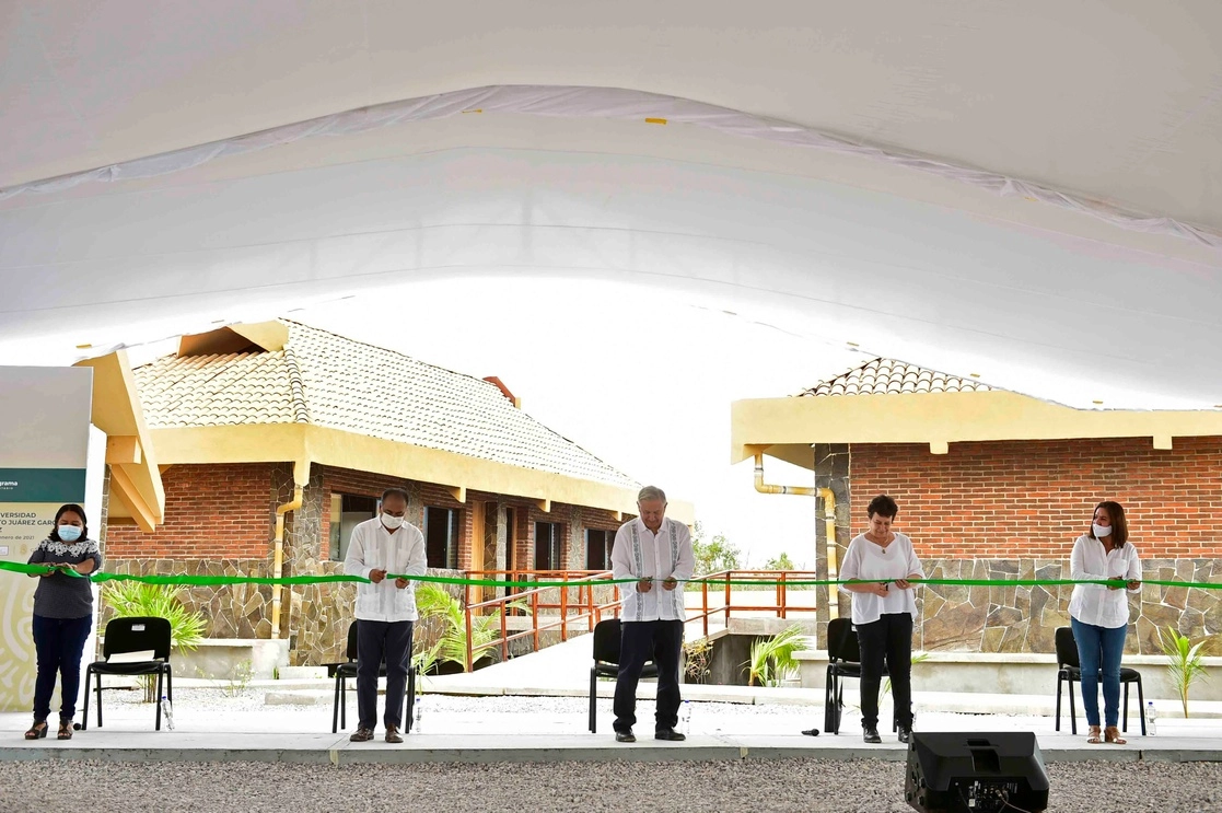 El presidente Andrés Manuel López Obrador presidió la inauguración de la Universidad para el Bienestar “Benito Juárez García” sede Atoyac de Álvarez en Guerrero. Foto Presidencia