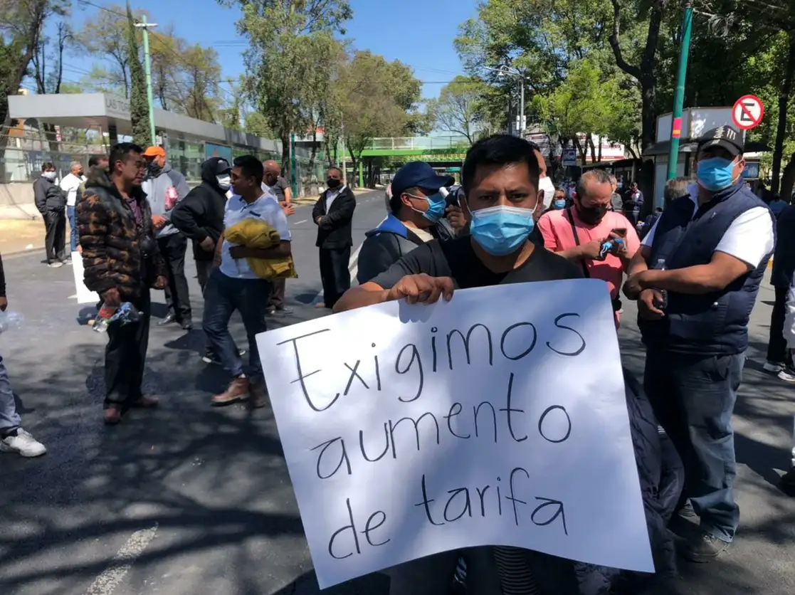 Transportistas bloquean la calzada de Tlalpan y Taxqueña, en exigencia del aumento de precio del transporte público, en la Ciudad de México, el 10 de marzo de 2021. Foto Luis Castillo