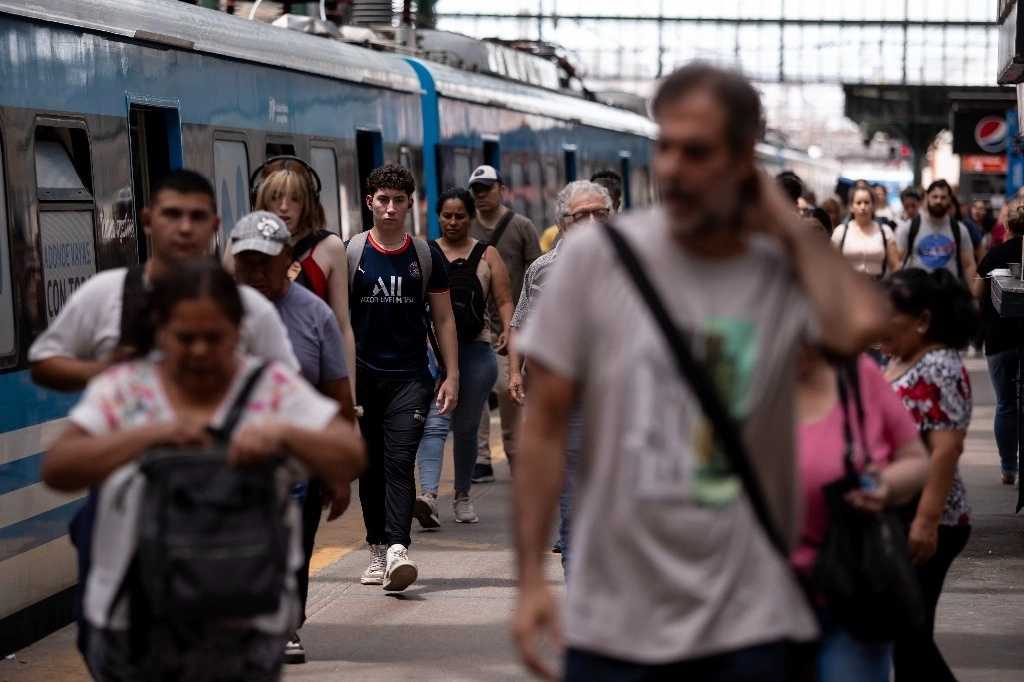 Usuarios del tren en Buenos Aires. Foto Xinhua