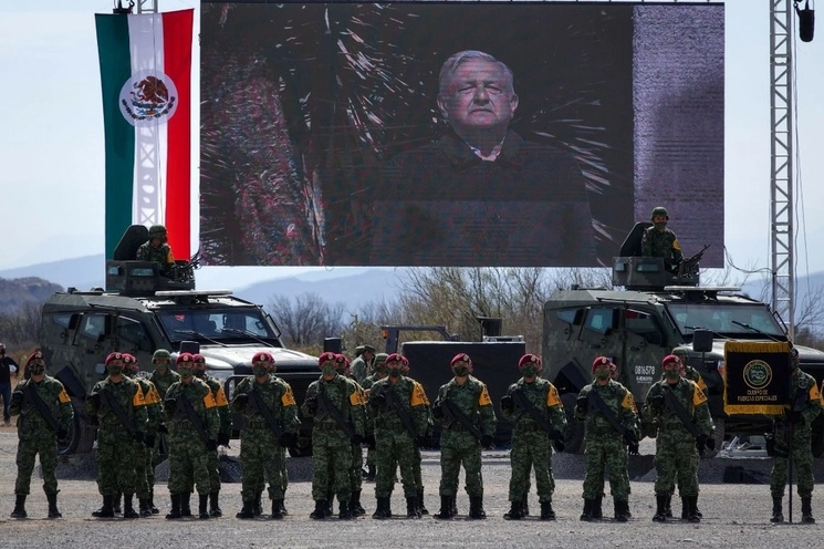 Elementos de la Sedena permanecen en posición durante la ceremonia por el 109 aniversario de la Creación del Ejército Mexicano. Foto Cuartoscuro / Archivo 