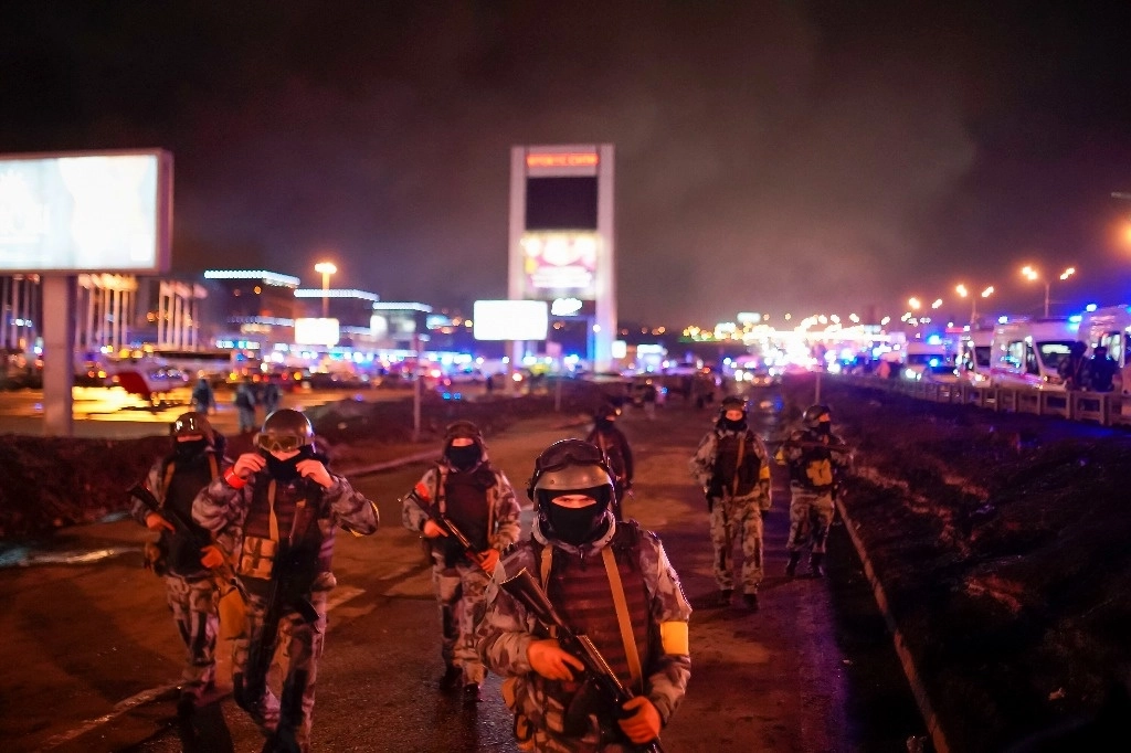 Militares rusos de la Rosguardia (Guardia Nacional) aseguran un área en el Ayuntamiento de Crocus en el extremo occidental de Moscú, Rusia, el sábado 23 de marzo de 2024. Varios hombres armados irrumpieron en una gran sala de conciertos en Moscú y dispararon armas automáticas contra la multitud. , hiriendo a un número no especificado de personas y provocando un incendio masivo en un aparente ataque terrorista días después de que el presidente Vladimir Putin consolidara su control sobre el país en una aplastante elección electoral altamente orquestada. Foto Ap