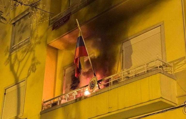 El canciller venezolano, Yván Gil, demandó ayer a las autoridades de varios países celeridad en las investigaciones sobre los atentados a consulados de su país en el exterior cometidos el fin de semana. En la imagen, el ataque incendiario al consulado de Venezuela en Lisboa. Foto Europa Press 