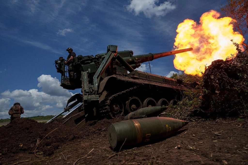 Soldados ucranios disparan contra las posiciones rusas en la región de Donetsk. Foto Ap 