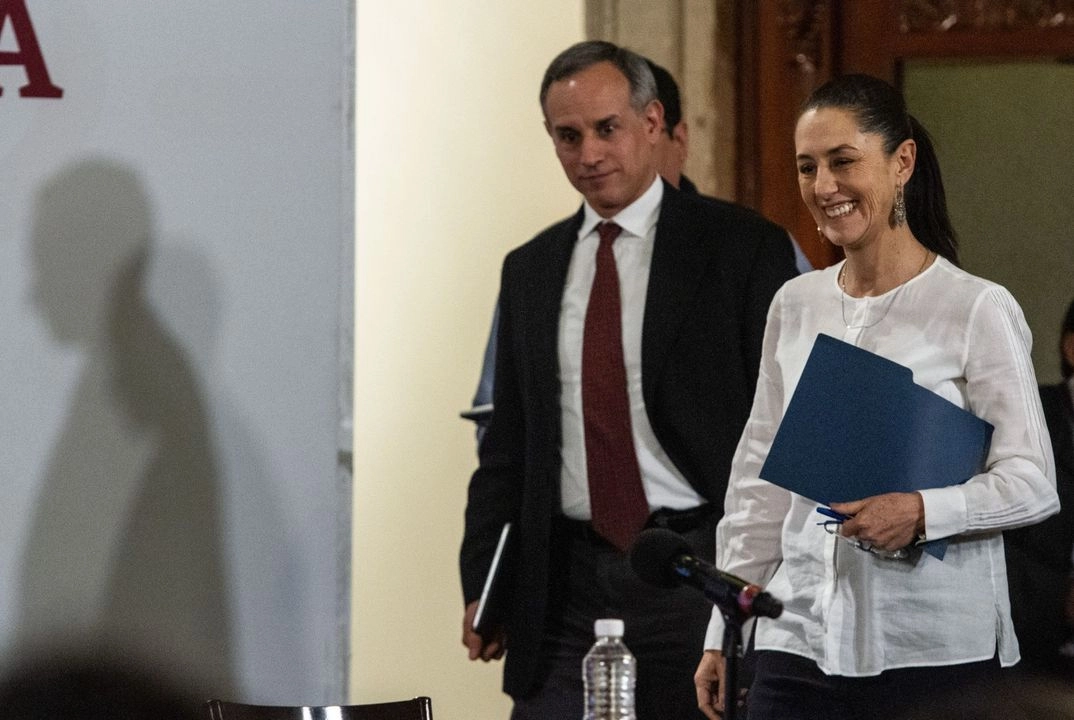 La entonces jefa de Gobierno, Claudia Sheinbaum, y el ex subsecretario de Salud, Hugo López Gatell, durante una conferencia sobre la pandemia de Covid-19, en Palacio Nacional  