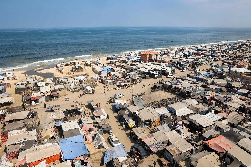 Refugios improvisados ​​en un campamento para palestinos desplazados en Deir al-Balah, en el centro de la Franja de Gaza, el 19 de agosto de 2024. Foto Afp