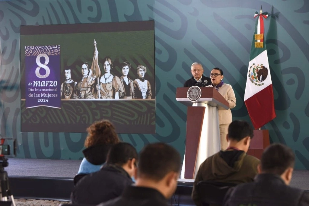 “Hoy, las principales decisiones de gobernabilidad, economía, educación, medio ambiente, culturales, bancarias, bienestar, diplomacia y seguridad son tomadas por mujeres, gracias señor presidente”, dijo la secretaría de Seguridad Pública y Protección Ciudadana, Rosa Icela Rodríguez, en Morelia, Michoacán, el 8 de marzo de 2024. Foto tomada de X @rosaicela_
