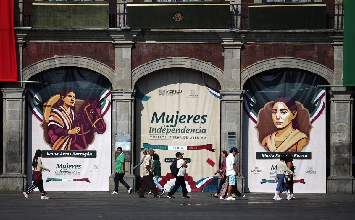 pendones alusivos las Mujeres de la Independencia colgados en los portales del Palacio de Gobierno de Morelos. 