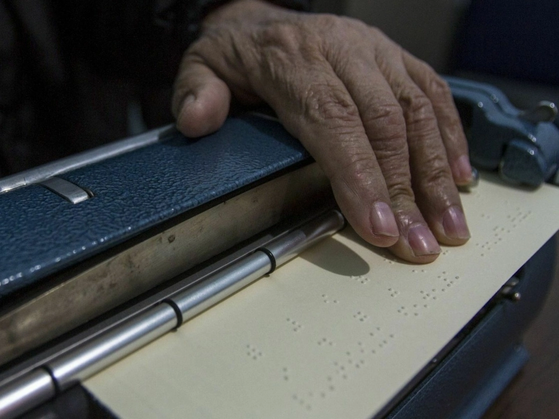 Una persona estudia el sistema braille en Monterrey, Nuevo León. Foto Cuartoscuro / Archivo