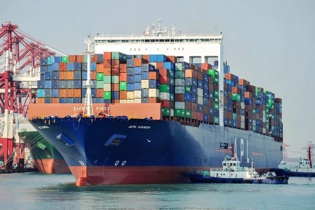 En imagen de archivo, un buque de carga estadunidense en el puerto de Qingdao, en la provincia oriental china de Shandong. Foto STR / Afp