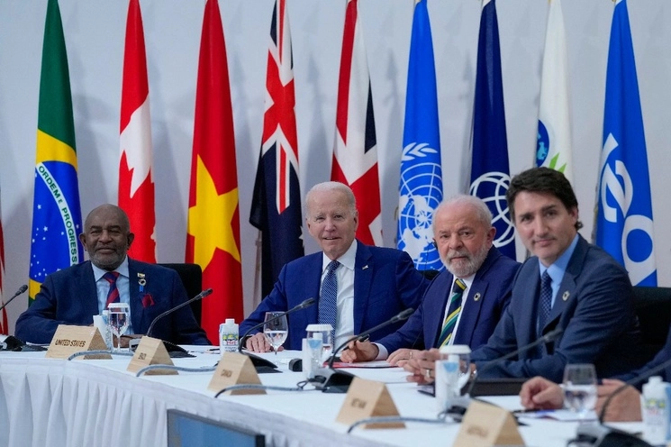 El presidente de las Comoras, Azali Assoumani (izq.), compartió mesa de trabajo con su par de EU, Joe Biden, el mandatario de Brasil, Luiz Inácio Lula da Silva y el primer ministro canadiense, Justin Trudeau, en Hiroshima. Foto Foro Afp 
