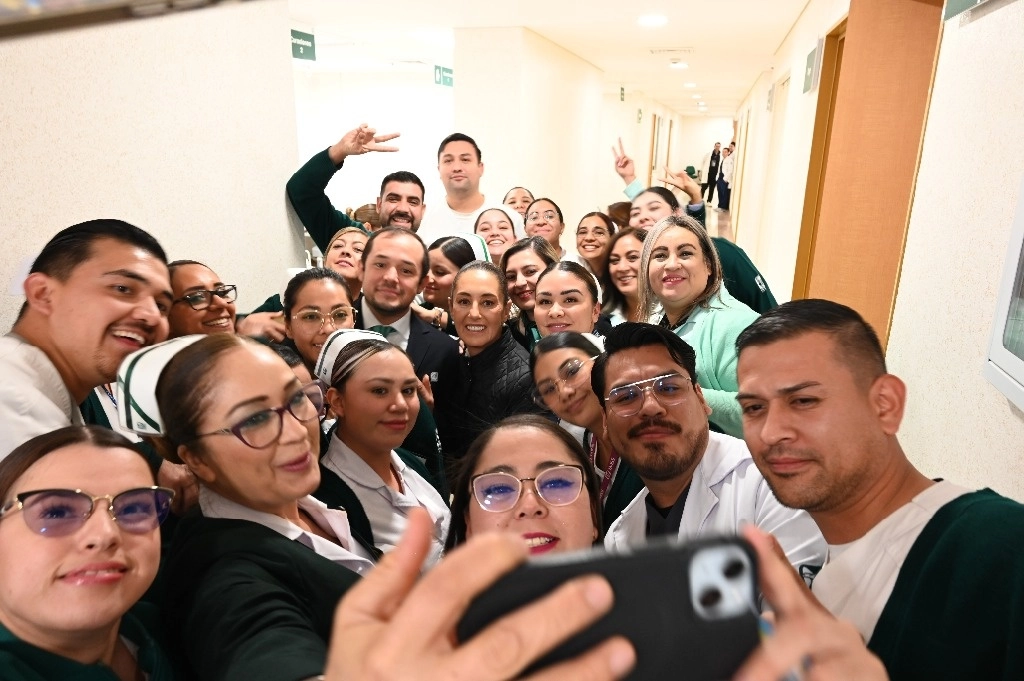 La mandataria federal se reunió con personal del hospital, cuya obra estuvo abandonada durante más de 20 años. Foto Presidencia