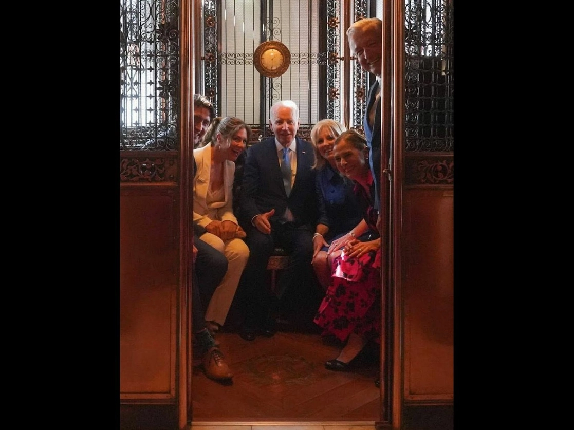 Imagen que circuló en redes sociales donde aparecen las tres parejas presidenciales, en el elevador de Palacio Nacional 