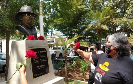 Griselda Triana frente al busto de Javier Valdez en Culiacán, Sinaloa. Foto Cuartoscuro