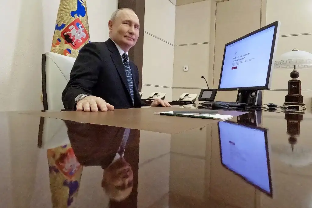 El presidente ruso, Vladimir Putin, tiene todas las de ganar en los tres días de comicios que comenzaron ayer, aseguran observadores, y podría estar al frente de este país al menos hasta 2030, pues todavía puede aspirar a una relección para seis años más, de acuerdo con la reforma constitucional que en 2020 se hizo por y para él. Foto Ap