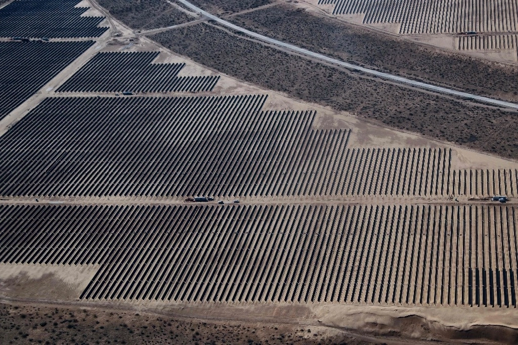 Empresarios han expresado que requieren energía limpia, pues es requisito para crecer o instalarse en el país. En la imagen, la planta solar más grande de América Latina, en Puerto Peñasco, Sonora. Foto Afp



