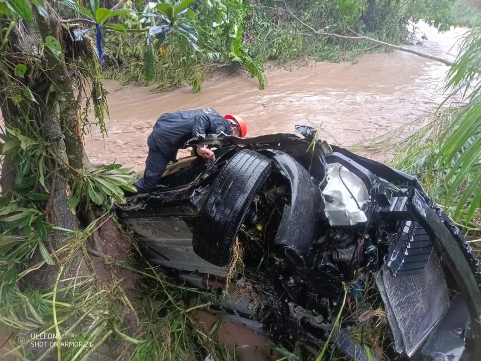 Personal de protección civil y bomberos rescatan un auto del río. Foto