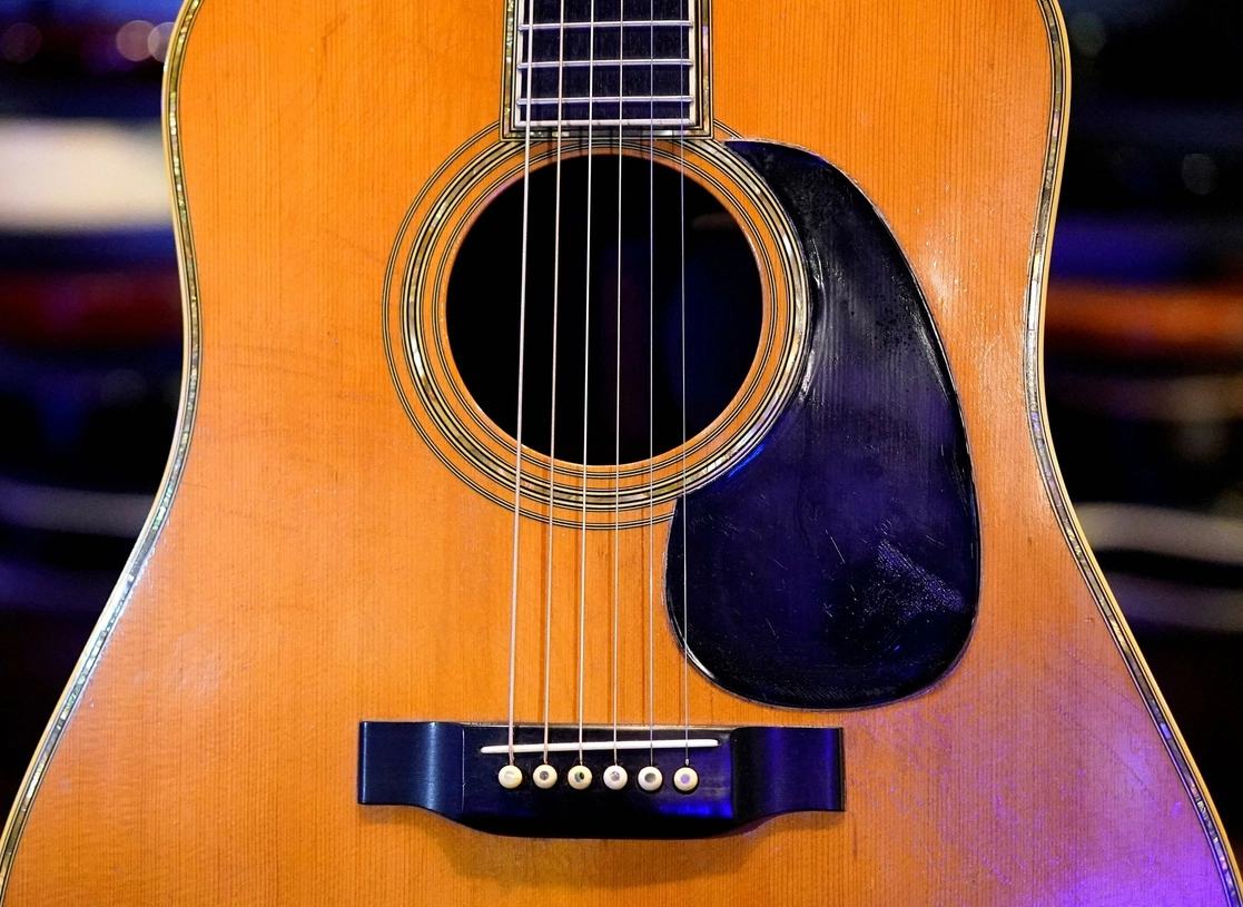 La guitarra acústica Martin D-45 de 1968 de Eric Clapton se exhibe durante una vista previa para la prensa en Nueva York. Foto Afp