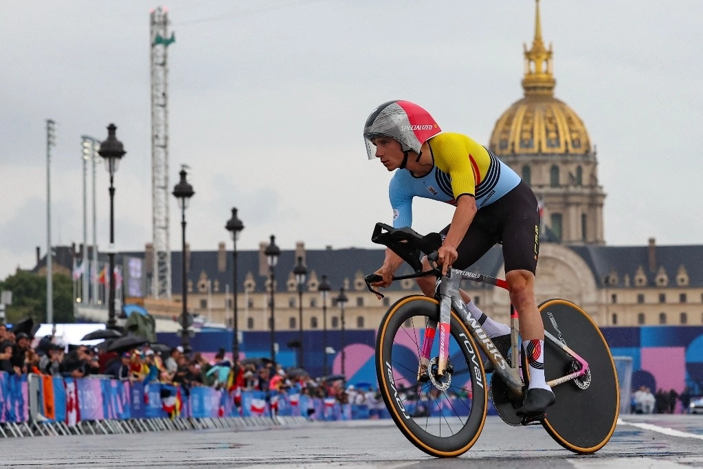 El especialista belga Remco Evenepoel conquistó el oro olímpico en la prueba de contrarreloj masculina, con final en el puente Alejandro III de París, al imponerse bajo la lluvia al italiano Filippo Ganna y a otro belga, Wout Van Aert, el 27 de julio de 2024. Foto Afp