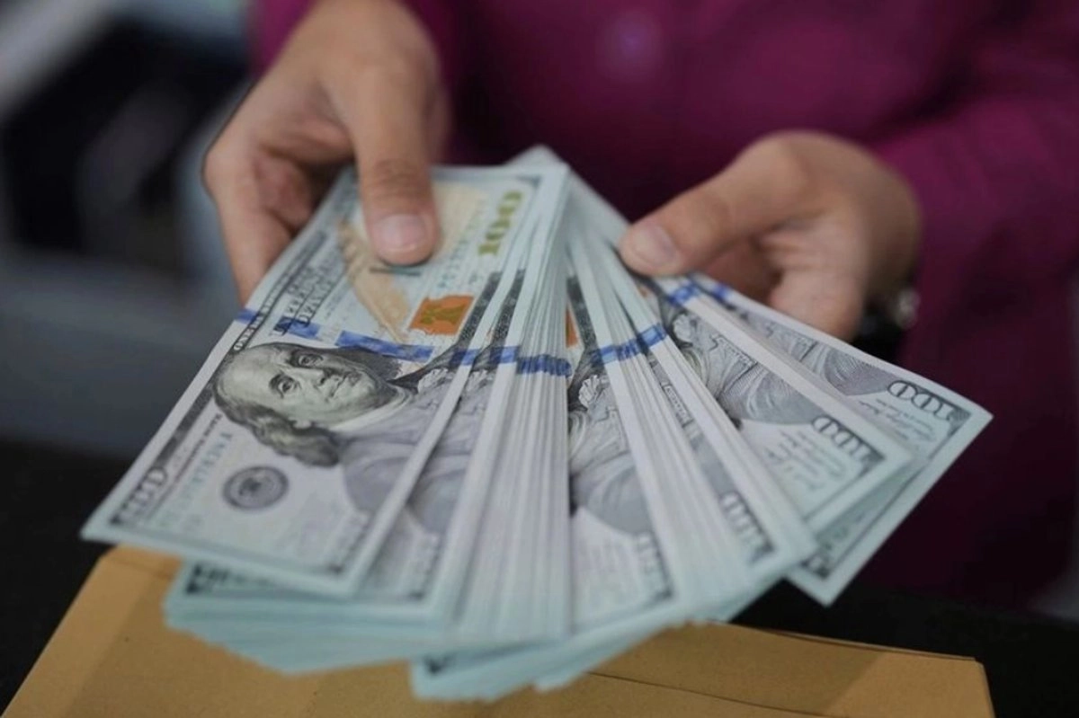 Las remesas efectuadas en efectivo y especie y las money orders representaron el 0.6 y 0.2 por ciento del monto total, respectivamente, al exhibir niveles de 281 y 101 millones de dólares, en igual orden. 