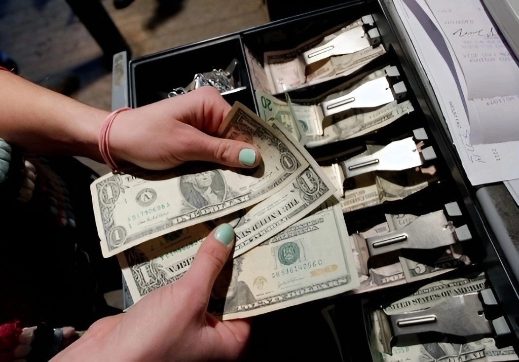 En septiembre de 2023, los ingresos por remesas provenientes del exterior alcanzaron un nivel de 5 mil 613 millones de dólares, lo que representó un crecimiento anual de 11.4%, informó el Banco de México. Foto Afp / Archivo