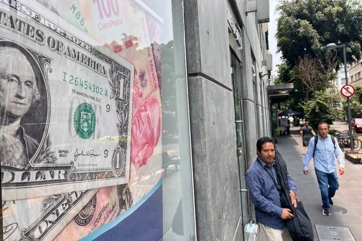 Las remesas sumaron 4 mil 575 millones de dólares en enero de 2024, dato que no sólo representó un avance de 3.1% frente a igual periodo del año pasado, sino el mayor monto para un primer mes desde que inició el registro. Foto Luis Castillo / Archivo
