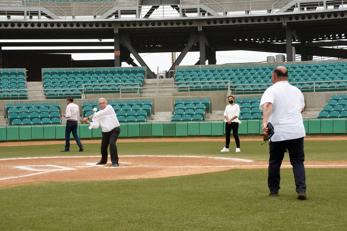 Como parte del programa Acciones de Mejoramiento Urbano, el mandatario López Obrador reinauguró el estadio de beisbol de San Luis Río Colorado. Foto Presidencia